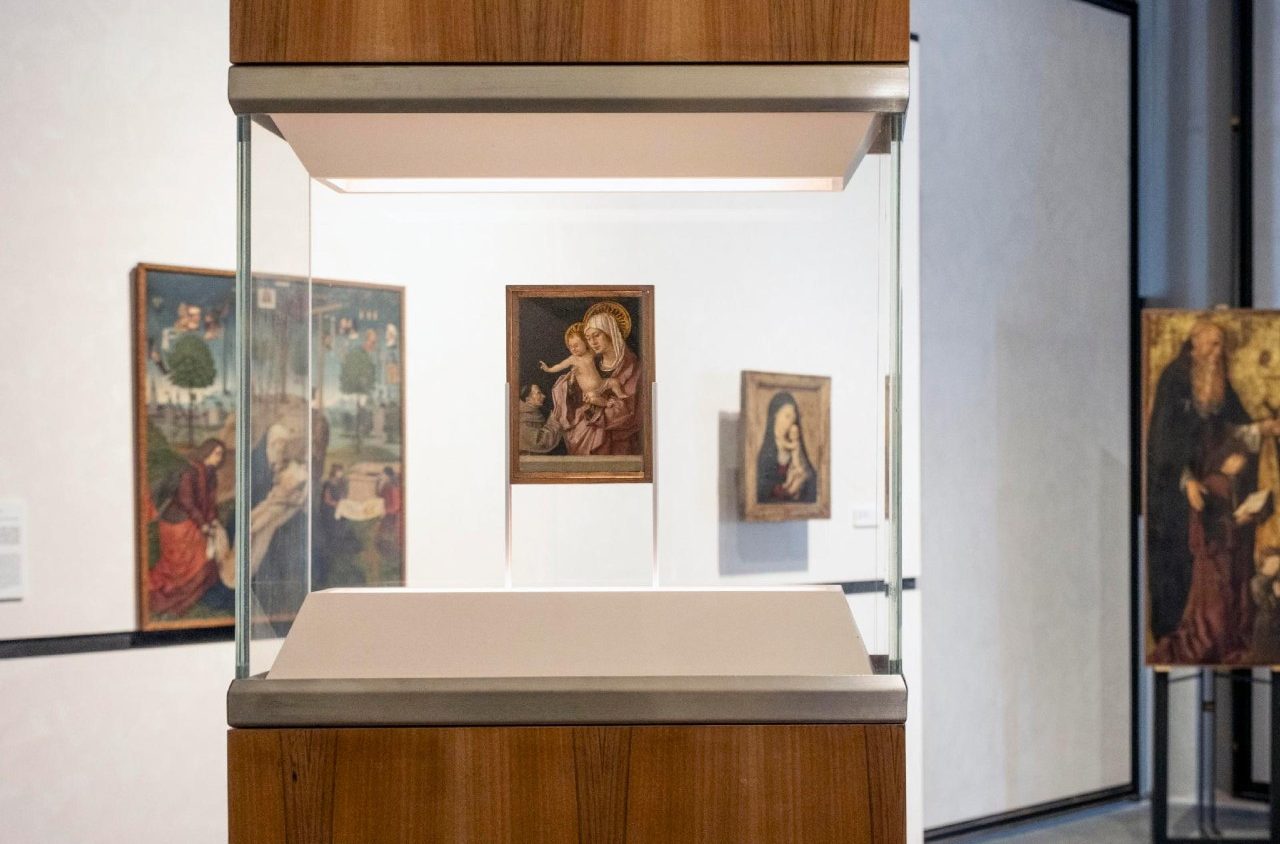 Opere d’arte esposte in una sala museale