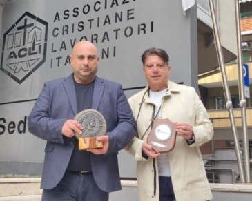 Un momento di incontro e scambio di riconoscimenti