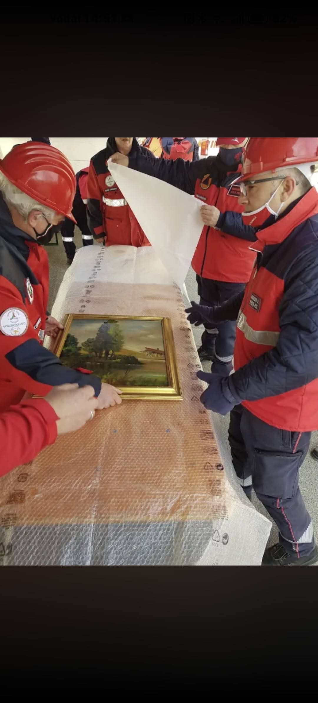 Volontari riuniti intorno a un tavolo durante un’attività