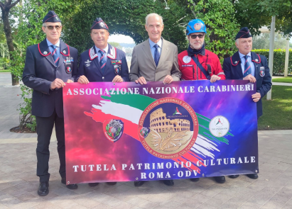 Foto di gruppo con lo stendardo della sezione TPC di Roma