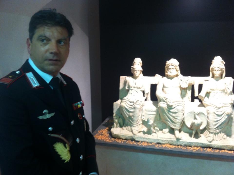 Roberto Lai in uniforme accanto alla Triade Capitolina
